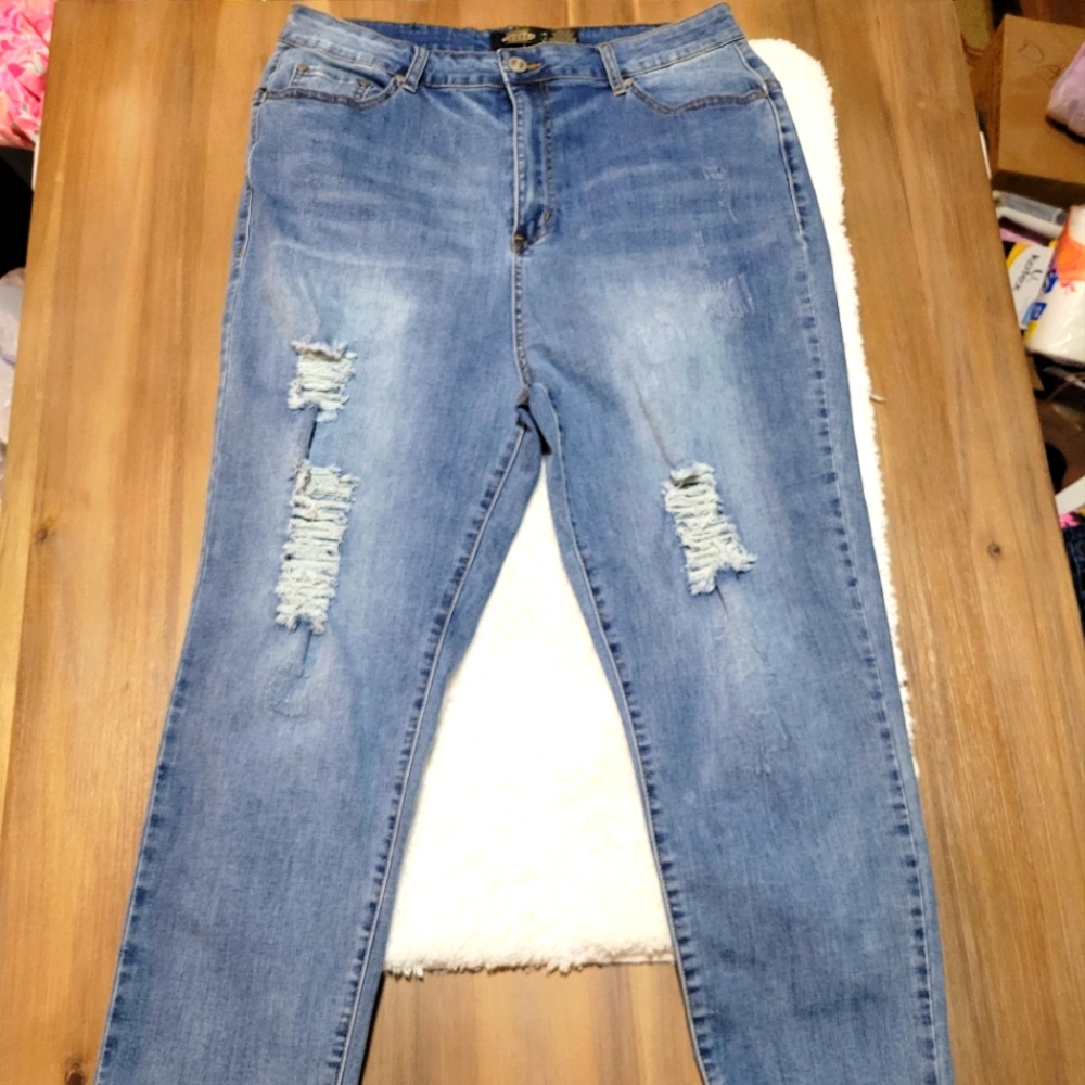 BBA jeans Size 3x BNWT Distressed